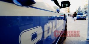 Minaccia e lancia un blocco di cemento contro i poliziotti: 30enne arrestato a Corigliano