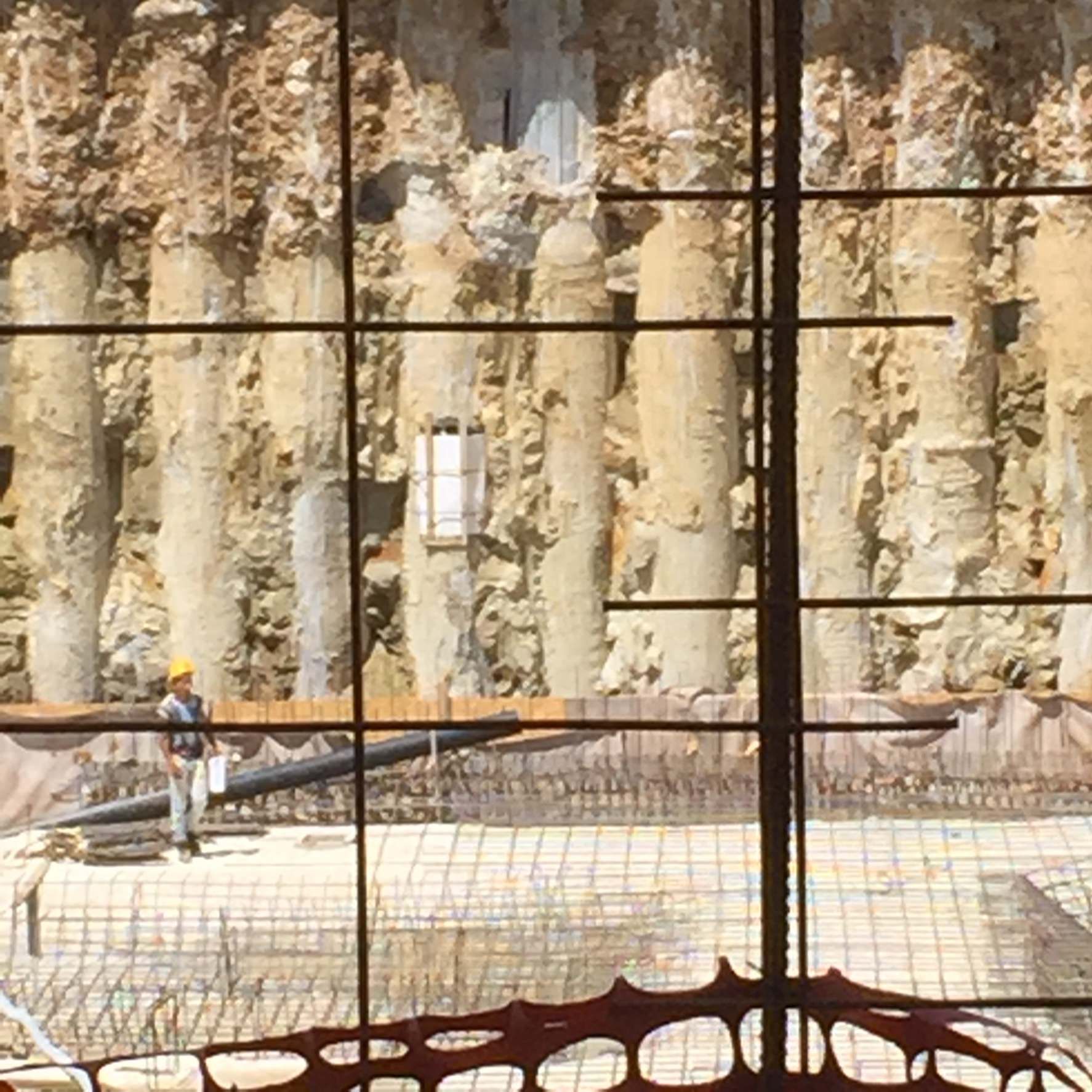 Quei "buchi" nel calcestruzzo a piazza Bilotti