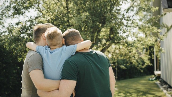 Diritti, Catanzaro registrerà in anagrafe i figli di due papà