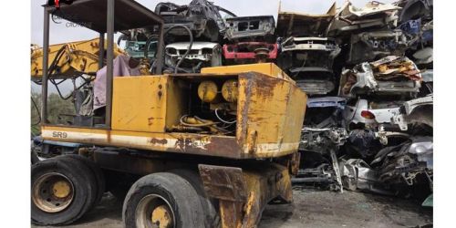 Smantellata autodemolizione abusiva, sequestrati 200 veicoli nel Vibonese