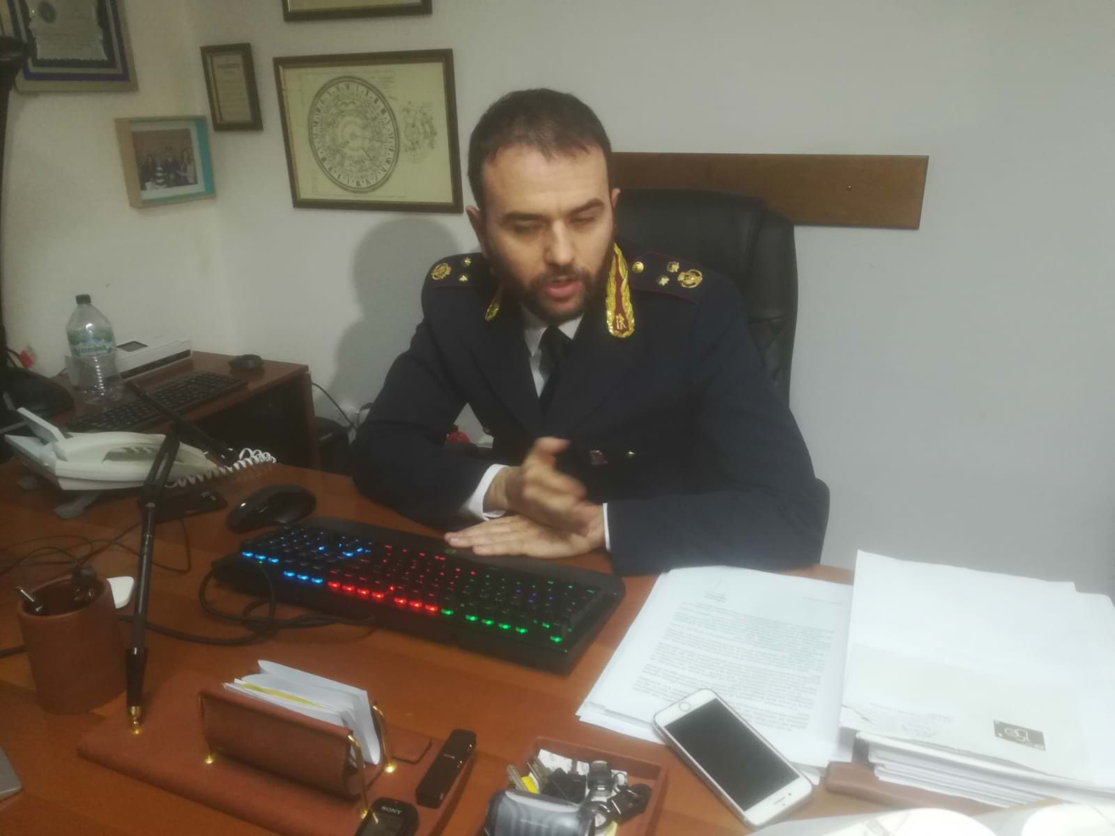 Accoltella il rivale in amore con un tagliaunghie e poi cerca di scappare: preso dalla polizia