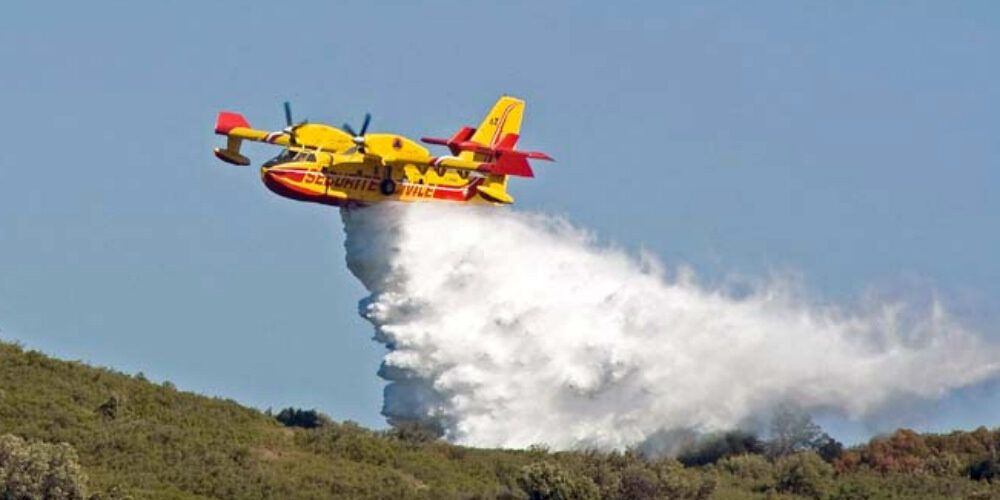 Allarme incendi, in un solo giorno nove interventi aerei in Calabria