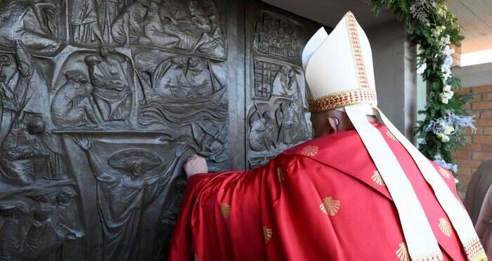 Giubileo, il Papa apre la prima Porta Santa in un carcere