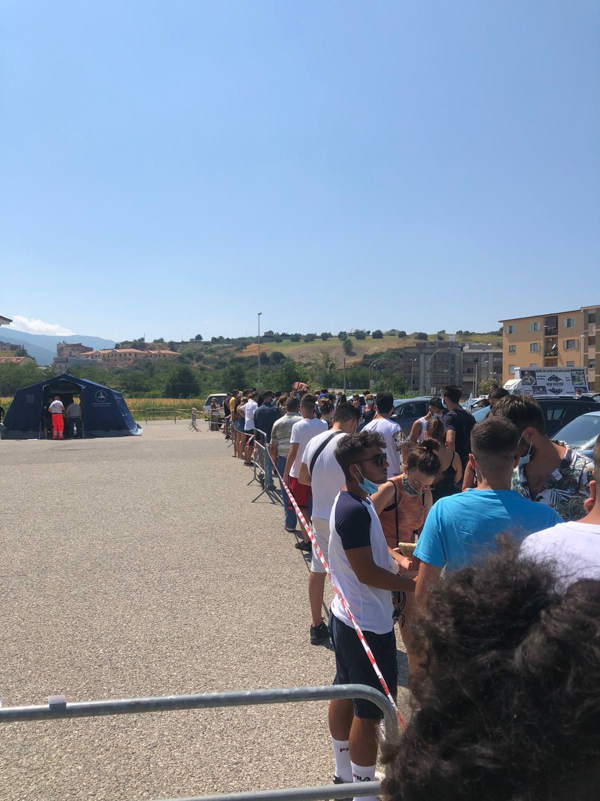 Coronavirus, test sulla movida di Soverato: negativi i primi 150 tamponi – VIDEO