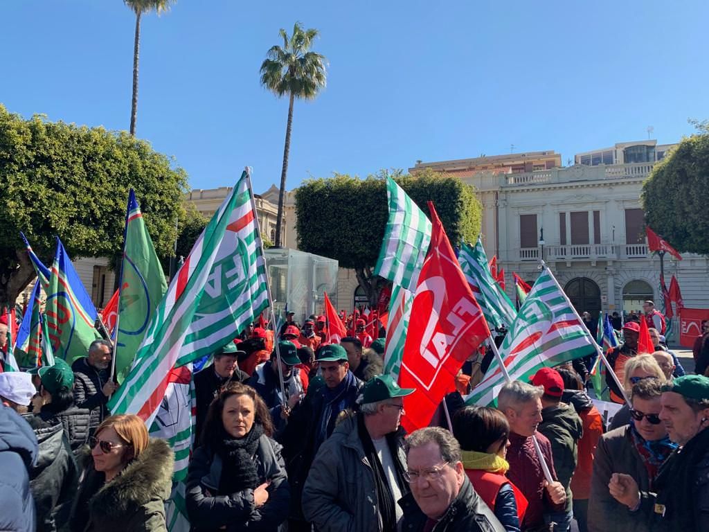 Reggio, sindacati in piazza contro lo sfruttamento dei braccianti – VIDEO