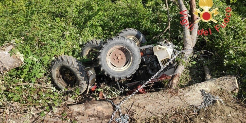 Tragedia a Carolei, finisce in una scarpata con il trattore e muore