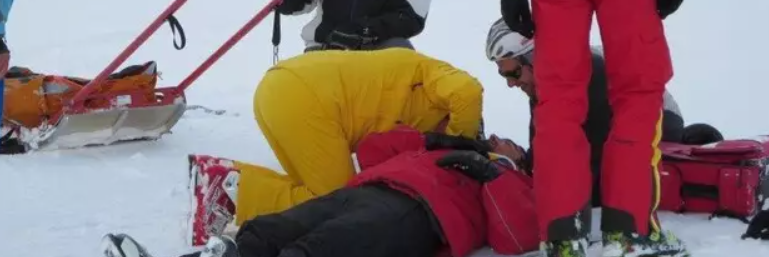 Sugli sci contro un albero, muore un minorenne