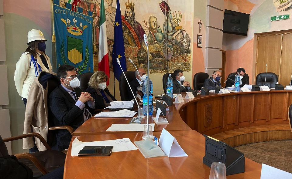Cosenza, approvato all’unanimità il bilancio di previsione 2021/2023