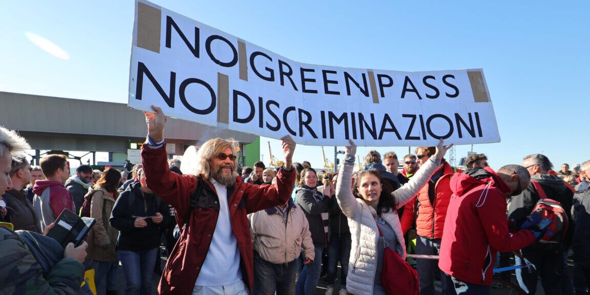 No pass in piazza, cortei e tensioni a Milano e Trieste