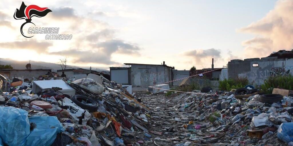Traffico illecito di rifiuti nel campo rom di Scordovillo di Lamezia, 11 condanne
