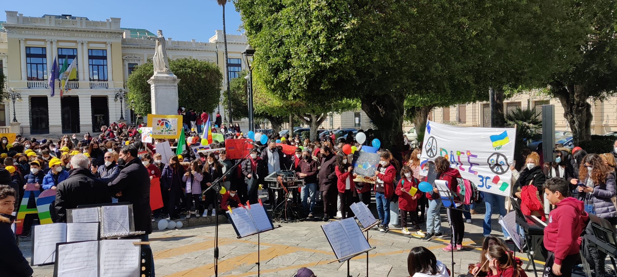 Reggio, studenti in piazza per dire “no alla guerra”. «Dai ragazzi una grande lezione di vita» – VIDEO