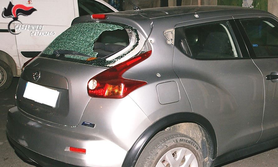 Tenta di uccidere zio e cugino a fucilate, 30enne arrestato a Belcastro