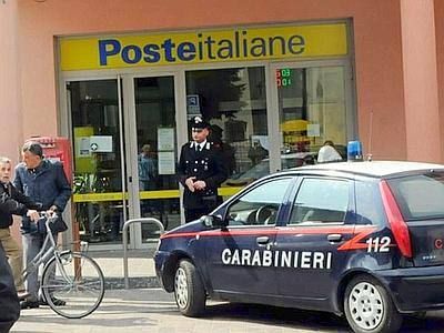 Rapinano ufficio postale armati di asce e pistole