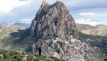 Pentedattilo, «la mano gigantesca contro il cielo» ospita una colonia di gatti che popolano il borgo