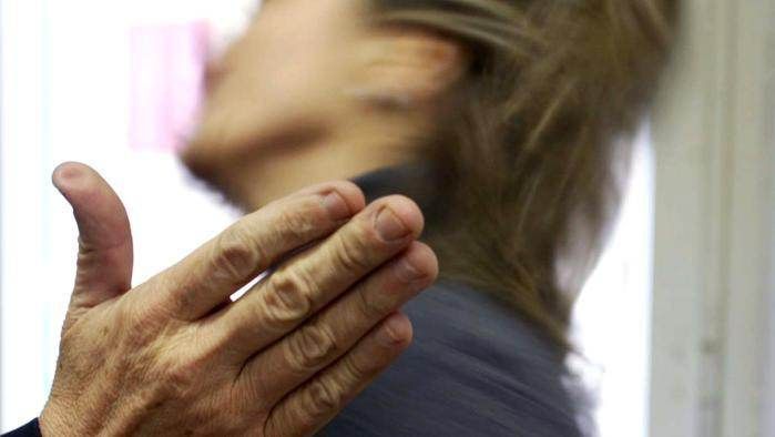 Picchiava la moglie davanti ai figli, aperta un'indagine