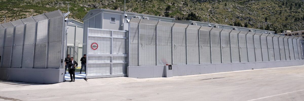 Migranti, partita da Lampedusa la prima nave per i Centri in Albania