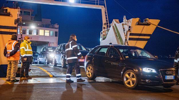 La paura, l'ingorgo burocratico e la sospensione dell'umanità sullo Stretto