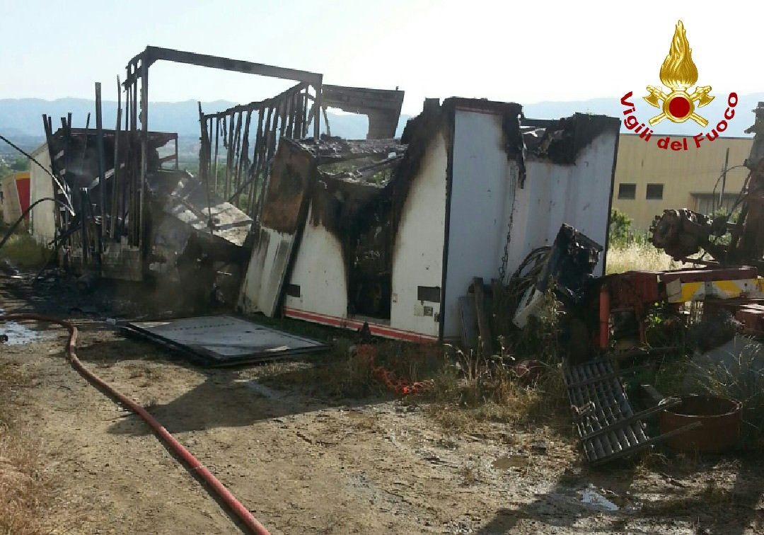 Rose, in fiamme automezzi in disuso