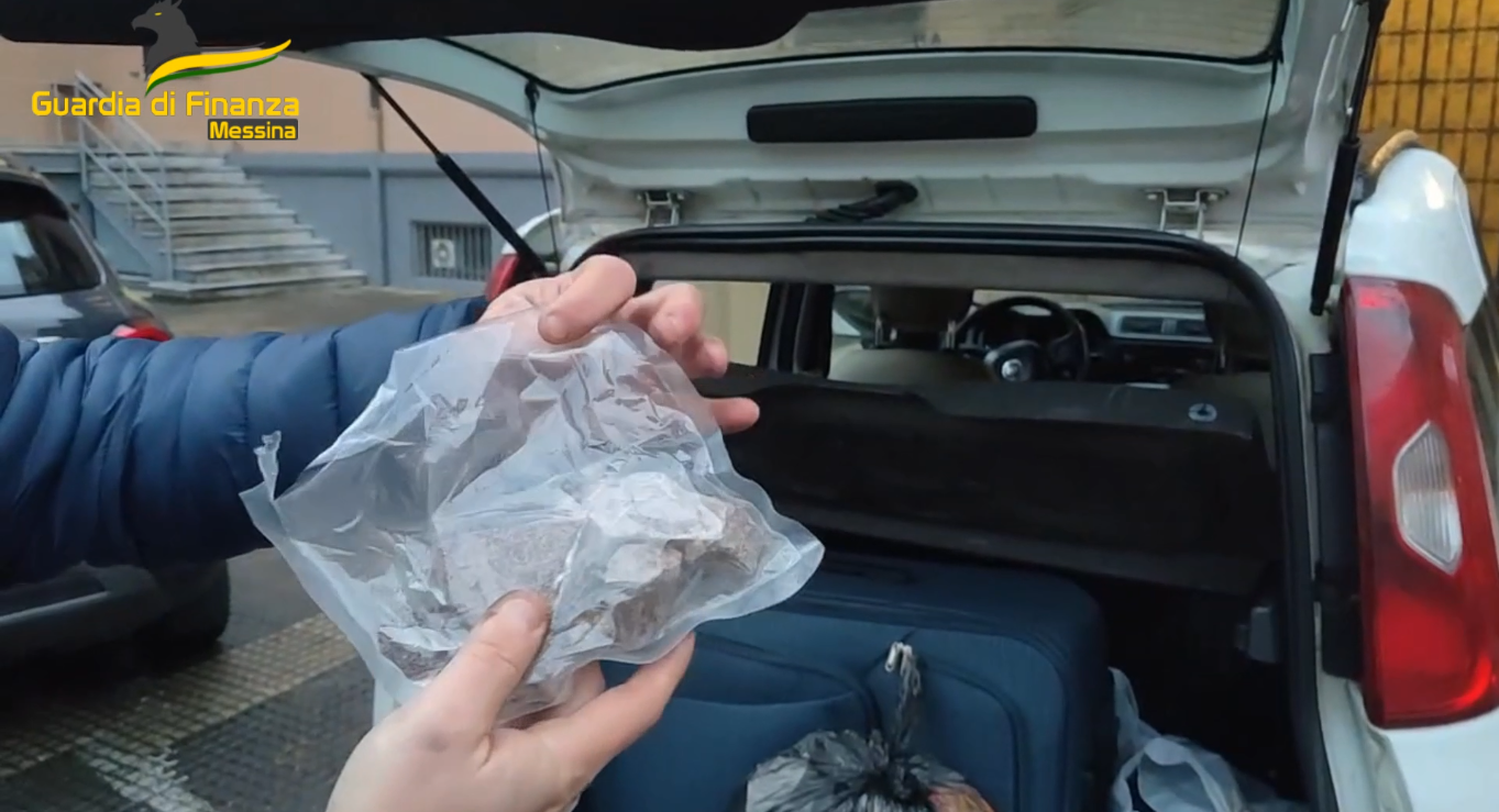 Sbarca in Sicilia dalla Calabria con a bordo un chilo di droga: arrestato – VIDEO