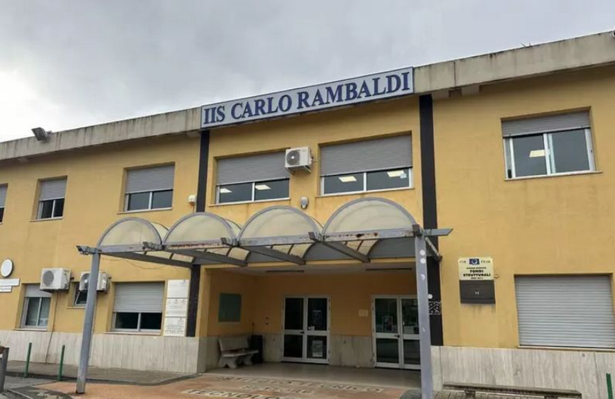 Lamezia, colpi di pistola contro pareti interne della scuola “Carlo Rambaldi”