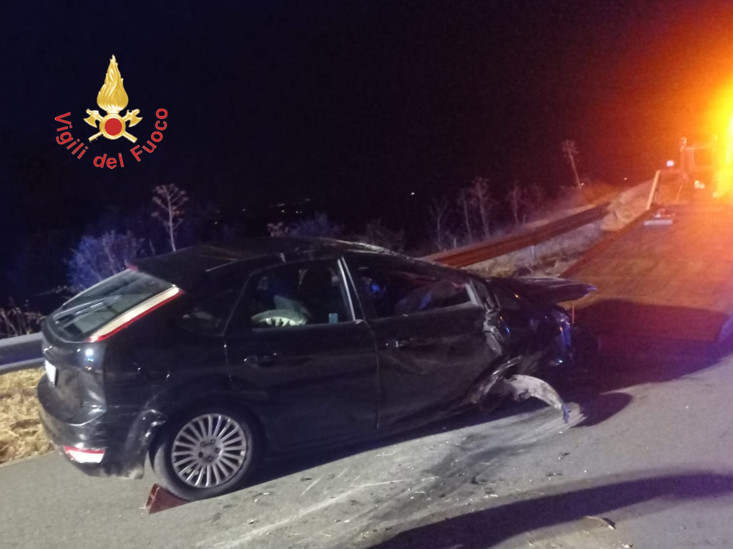 Stalettì, auto si ribalta sulla Sp 122: ferito il conducente