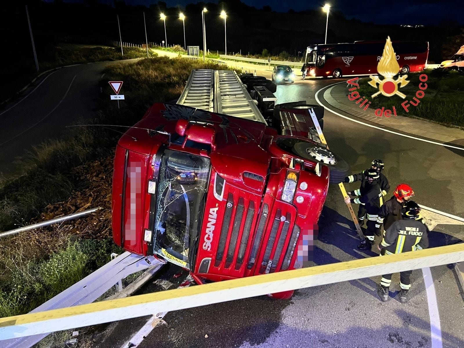 Incidente sulla Ss 106 tra Cirò e Crucoli, un autoarticolato si ribalta