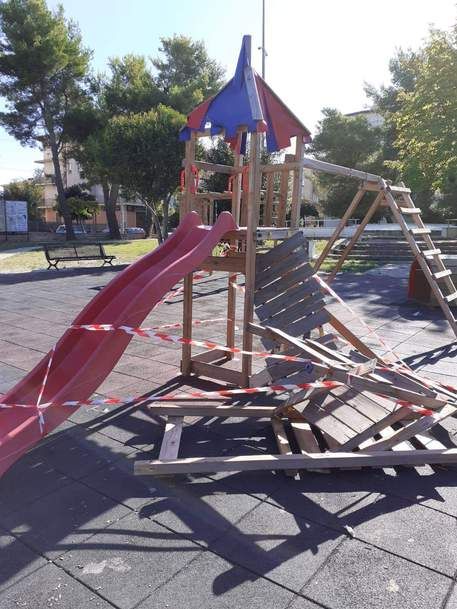 Cutro, vandali distruggono parco giochi