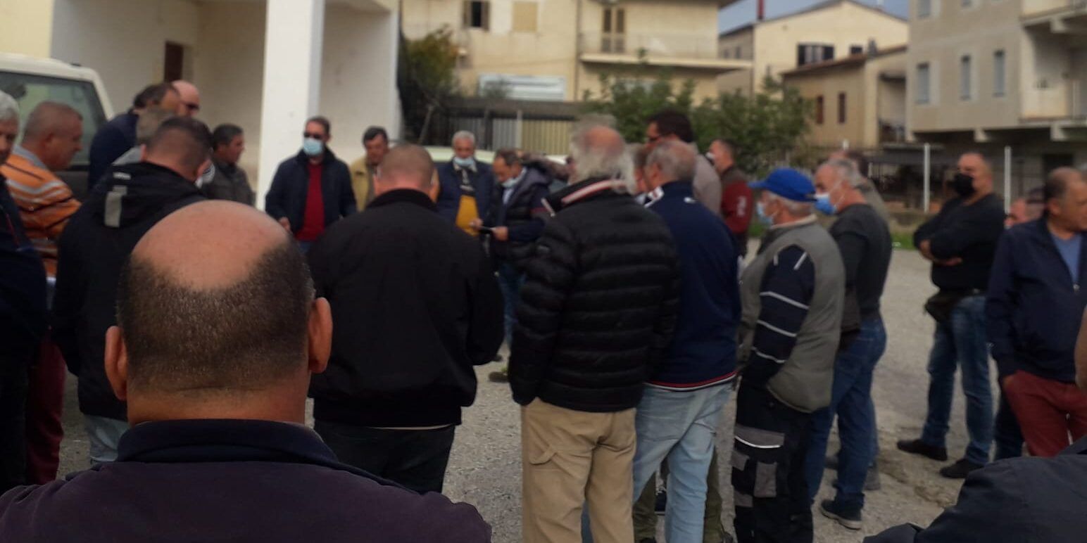 Consorzio di bonifica di Trebisacce, per i lavoratori Pasqua senza stipendio e con il futuro incerto