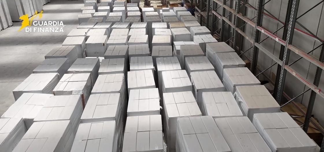 Contrabbando, scoperta una mega fabbrica di sigarette