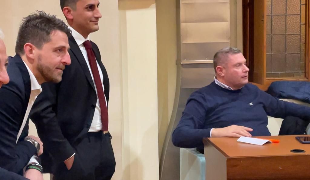 Il panem et circenses in salsa estiva: le opposizioni di Corigliano Rossano chiedono le dimissioni di Argentino