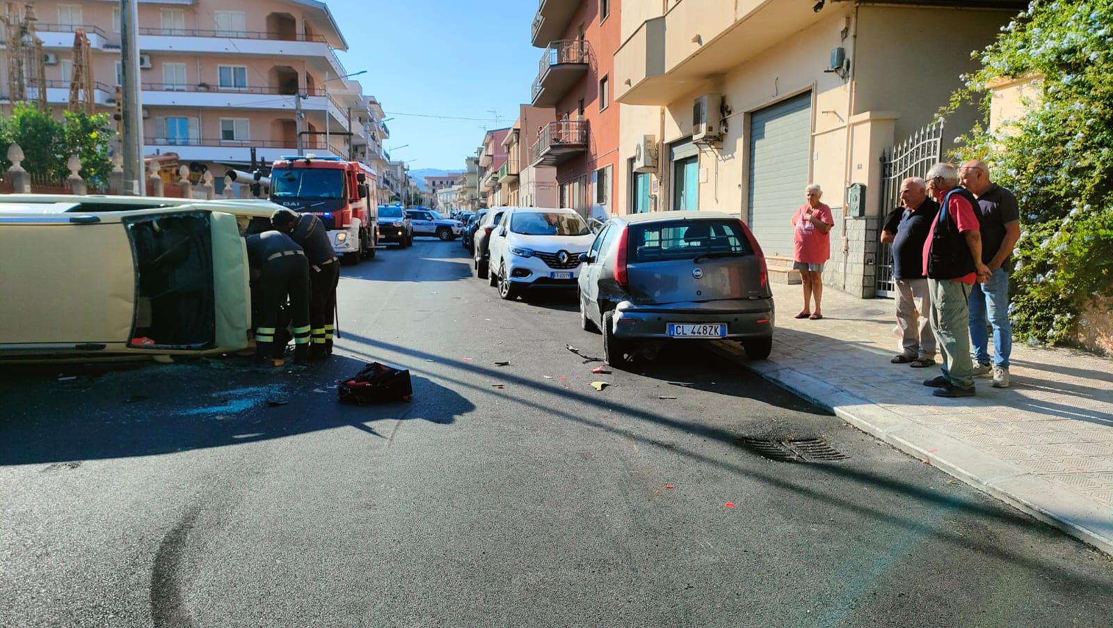 Si schianta contro un’altra auto in sosta, un ferito a Locri