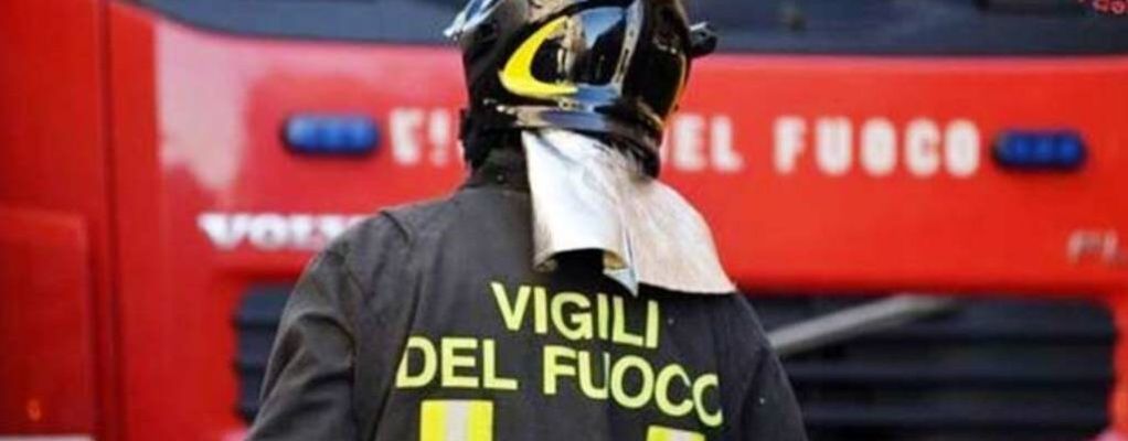 Incendio, 700 turisti evacuati dal camping Riva di Ugento