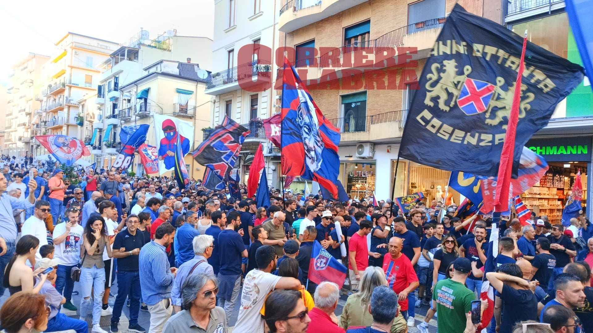 Cosenza, la resa dei conti: la città che è disposta a ripartire dall’Eccellenza pur di voltare pagina