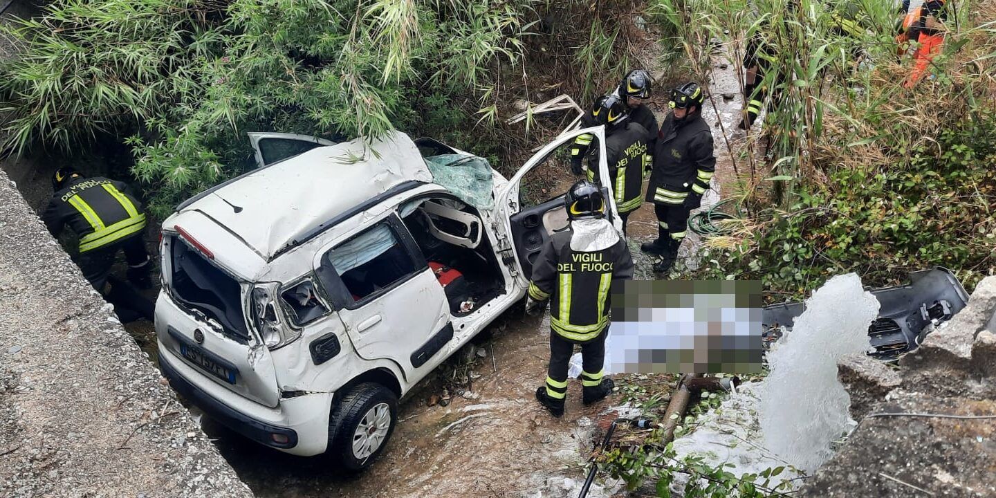 Auto in un dirupo nella Locride, famiglia distrutta: morti madre e due figli – FOTO