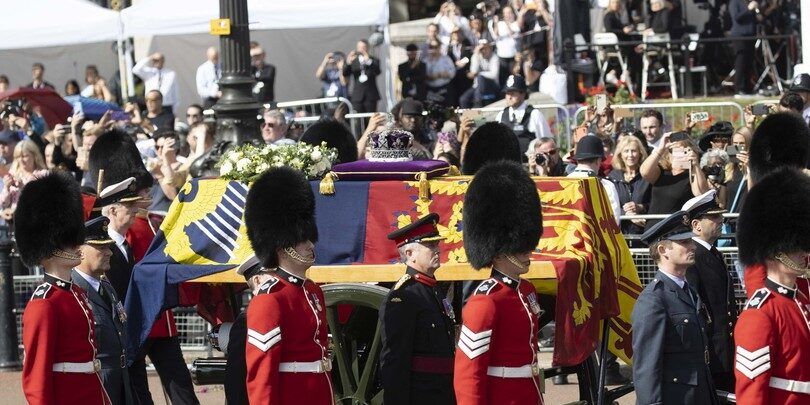 Il feretro della Regina Elisabetta a Westminster Hall – FOTO