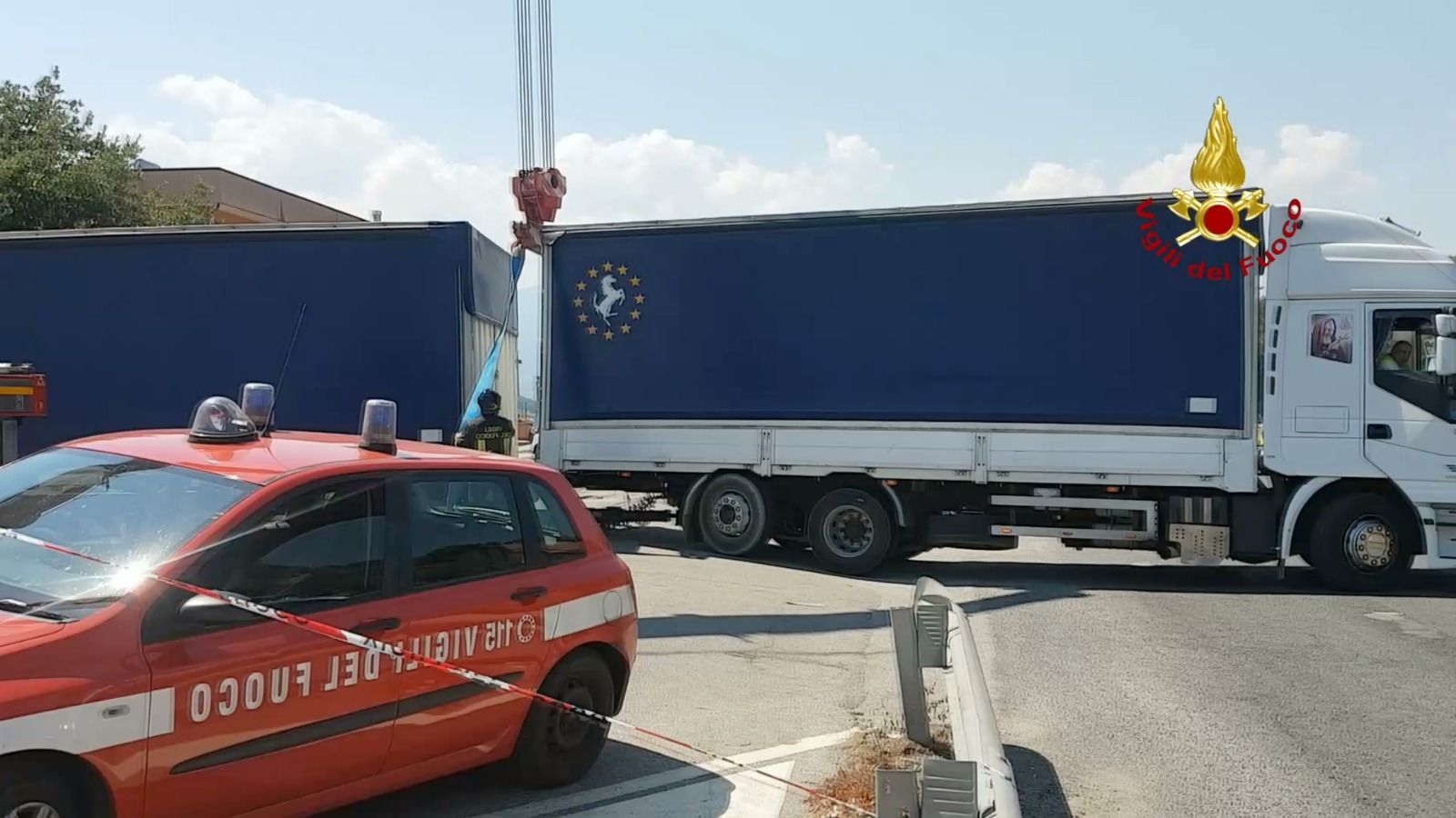 Rende, camion bloccato sulla statale 107 – VIDEO