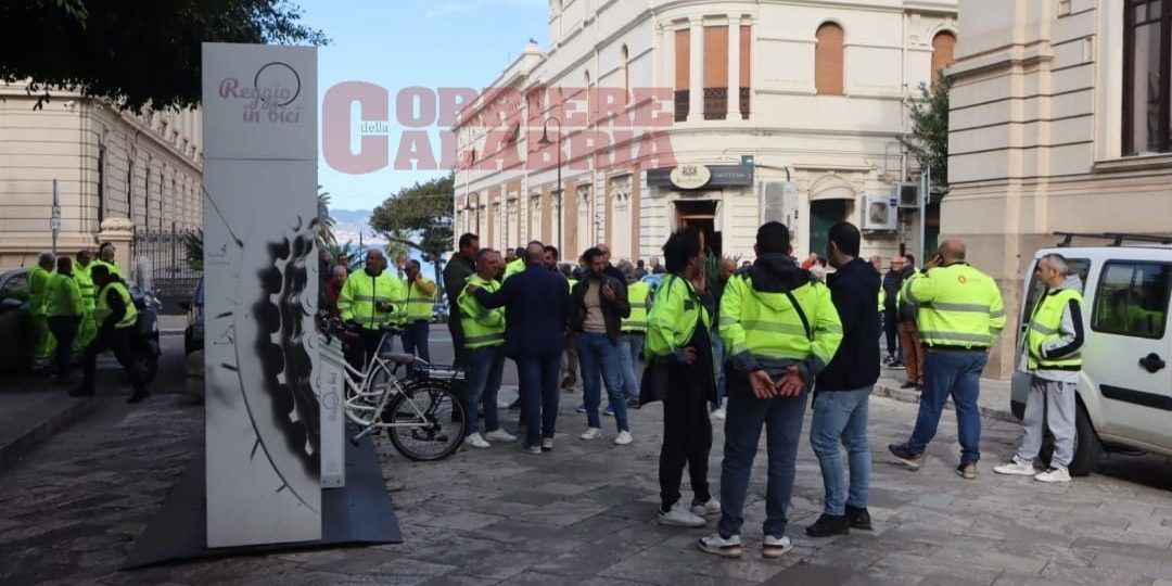 Ribaltone nelle partecipate di Reggio: la protesta è in strada, le decisioni ai piani alti