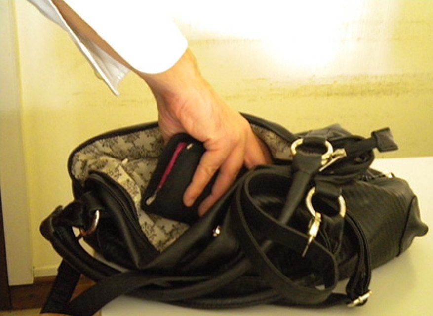 Ruba bancomat durante un funerale, denunciato