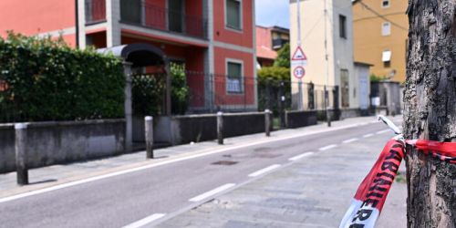«Aiuto, sono stata accoltellata». Colpita in strada chiama il 112 prima di morire
