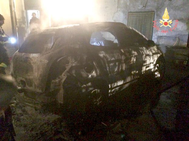 Auto in fiamme nella notte a Tiriolo