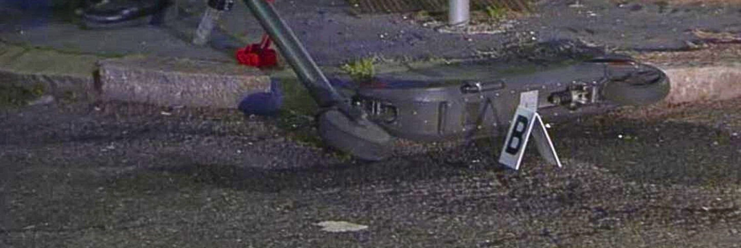 Auto contro monopattino, muoiono due giovani