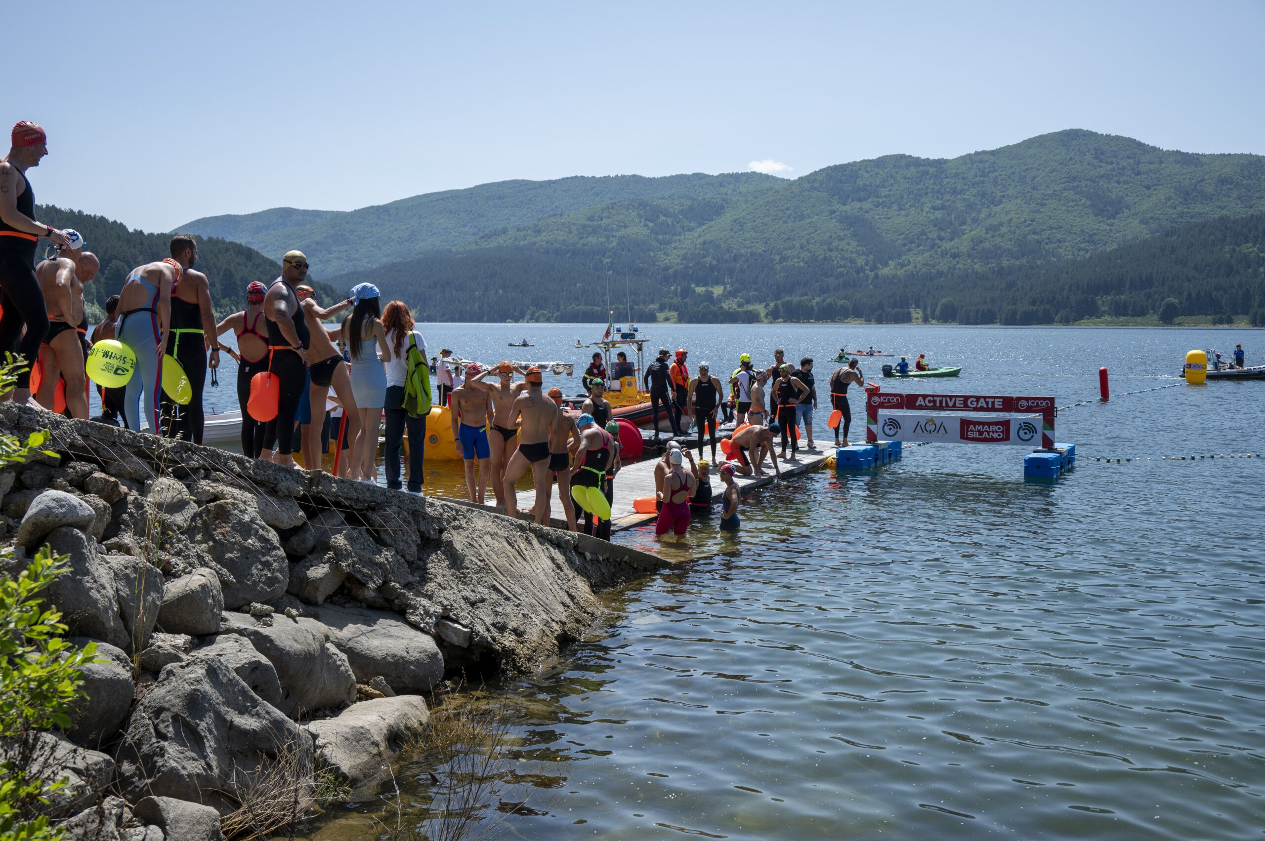 “Lorica Lake”, per le gare di fondo in acque libere centinaia di partecipanti e le telecamere di Sky