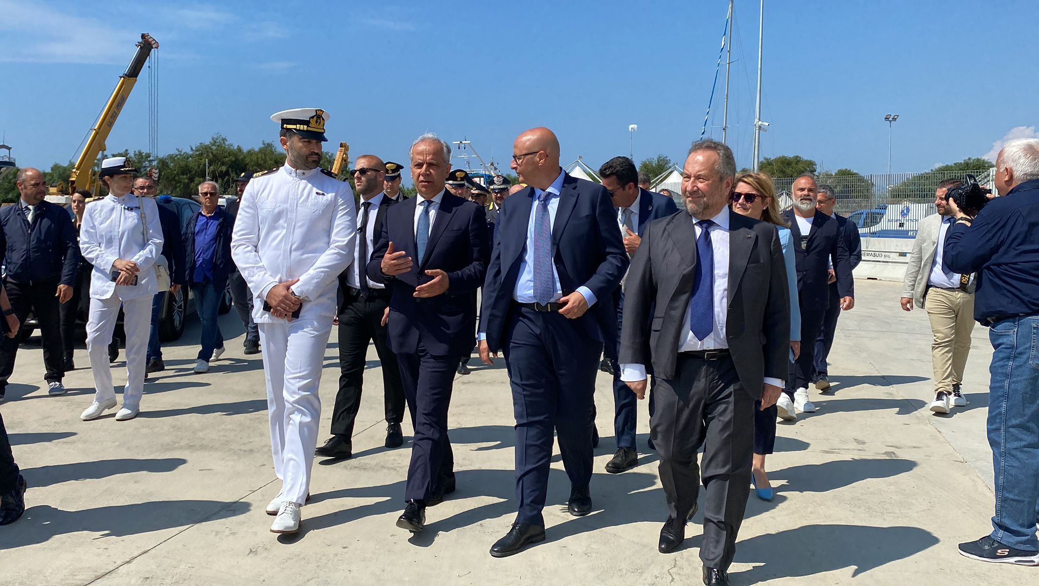 Piantedosi a Roccella: «Encomiabile la risposta della Calabria, stiamo lavorando per fare nuovi hotspot» – FOTO E VIDEO