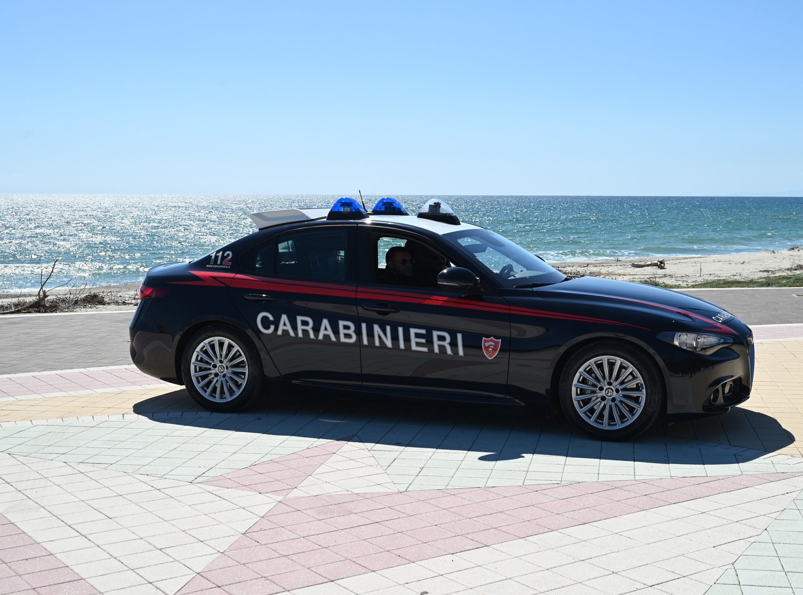 Sellia Marina, l’inaugurazione di un locale si trasforma in una violenta rissa tra giovani: 7 denunce