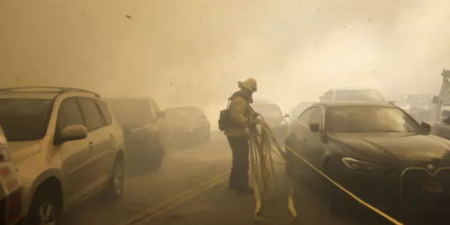 Stato di emergenza a Los Angeles, 30 mila sfollati per un un rogo