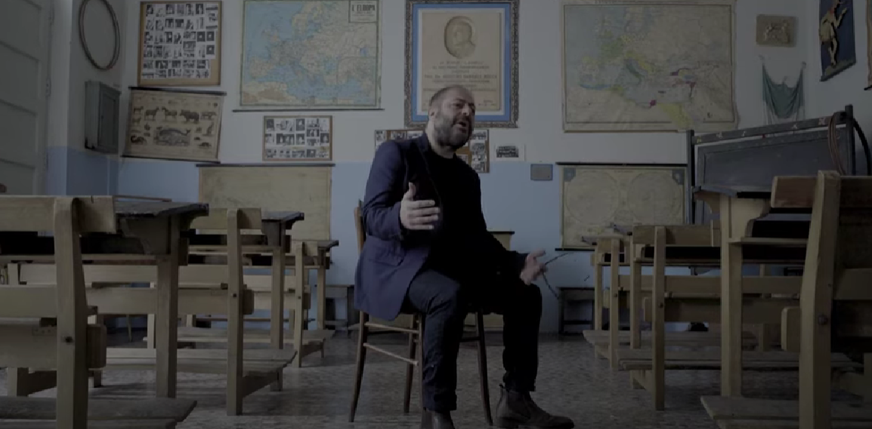 Esce il videoclip “Come un libro” di Antonio Bevacqua, un omaggio alla bellezza della scuola