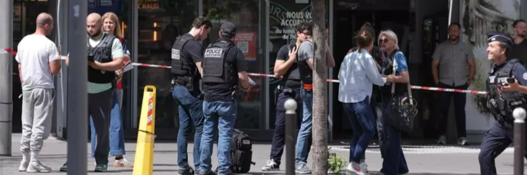 Parigi, aggressione con il coltello: tre donne ferite, due sono gravi