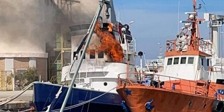 Porto di Crotone, incendio su un rimorchiatore: passeggeri in salvo – VIDEO