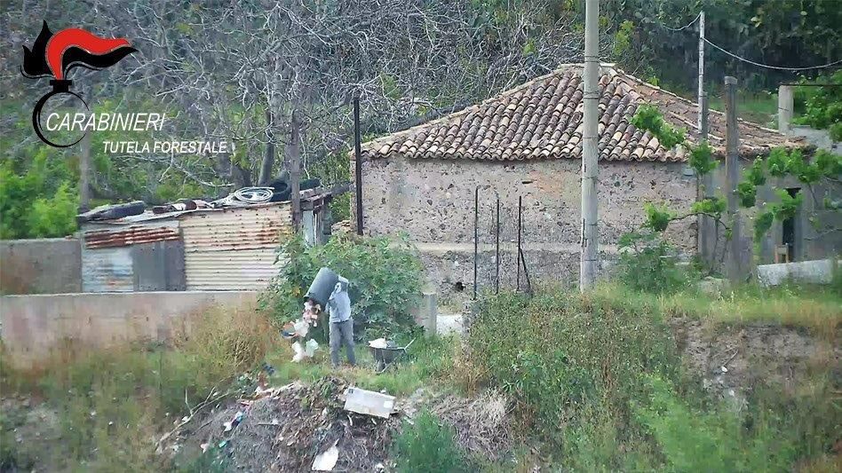 Abbandono di rifiuti nel torrente Sant’Agata nel Reggino, individuati i responsabili – FOTO