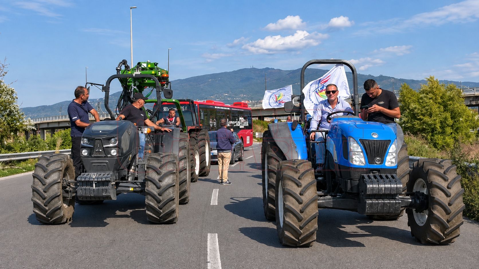 Agricoltori in protesta, i trattori arrivano a Lamezia. «Produciamo in perdita, così non si può andare avanti» – FOTO E VIDEO